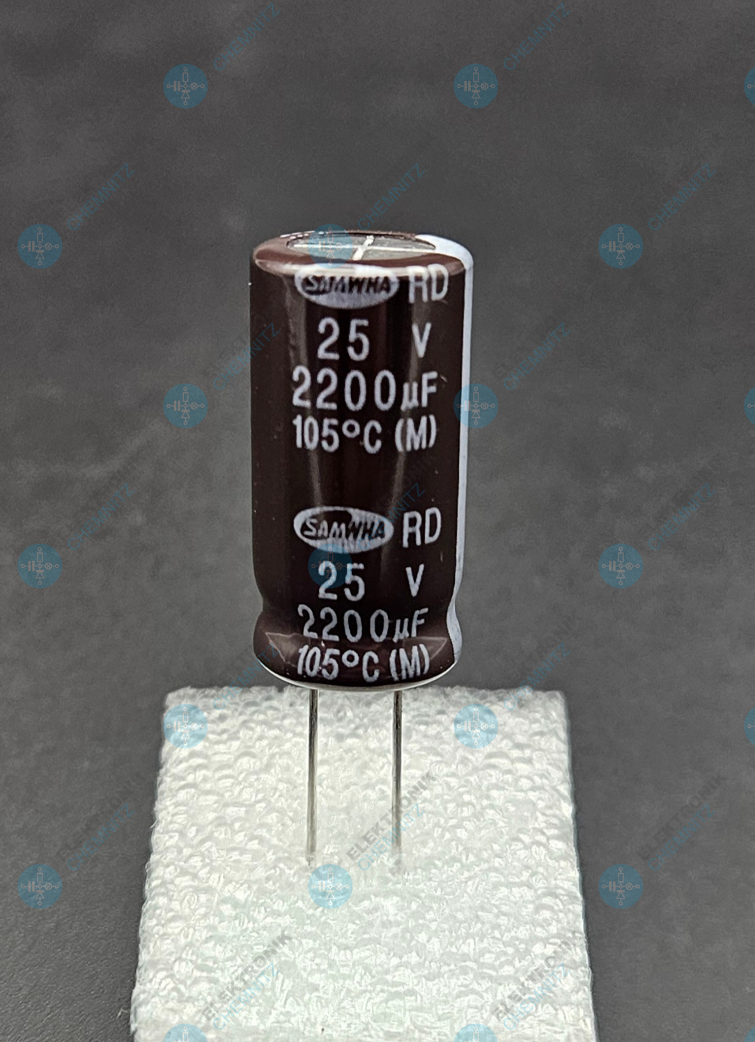 Elektrolytkondensator radial 2200 µF 25 V 105° C RM 5,0 mm Ø 13 mm Höhe 20,5 mm
