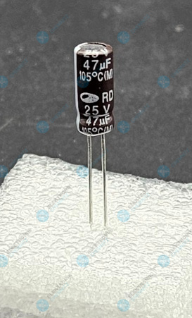 Elektrolytkondensator radial 47 µF 25 V 105° C RM 2 mm Ø 5,1 mm Höhe 12 mm