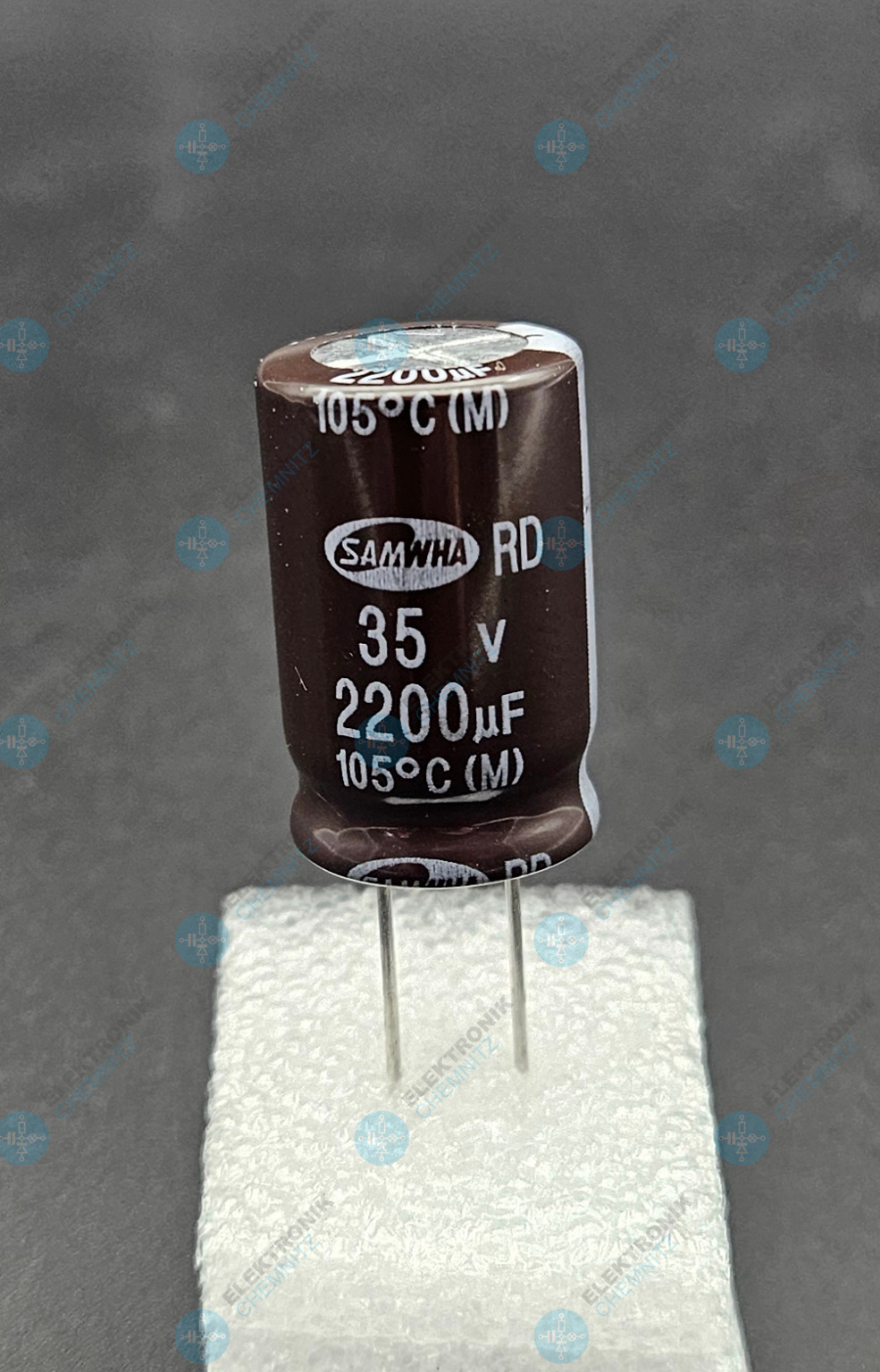 Elektrolytkondensator radial 2200 µF 35 V 105° C RM 8 mm Ø 16,2 mm Höhe 26,2 mm