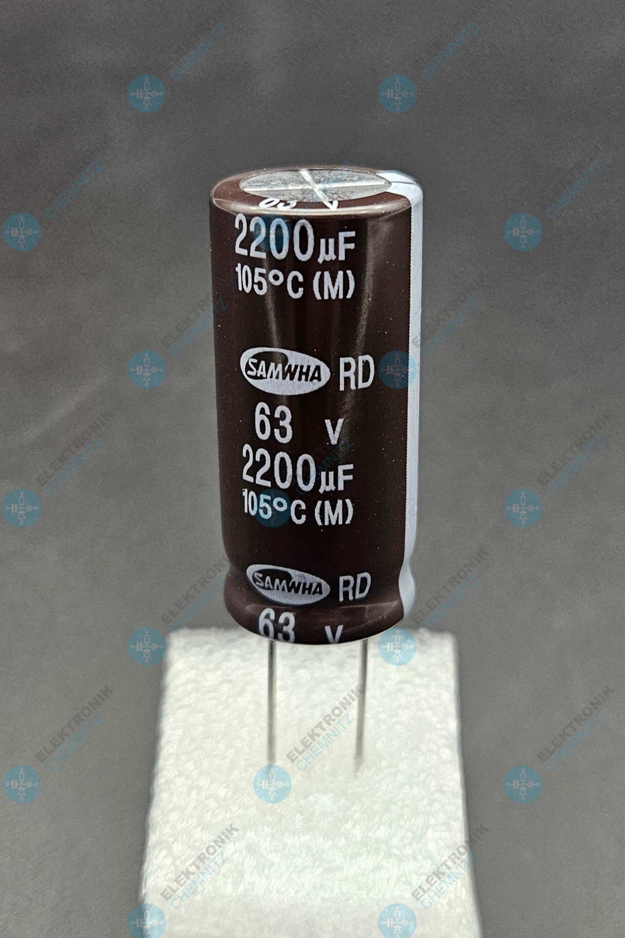 Elektrolytkondensator radial 2200 µF 63 V 105° C RM 8,0 mm Ø 16,2 mm Höhe 36 mm